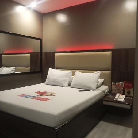 Hotel Sogo Pasay Wood Street Zewnętrze zdjęcie