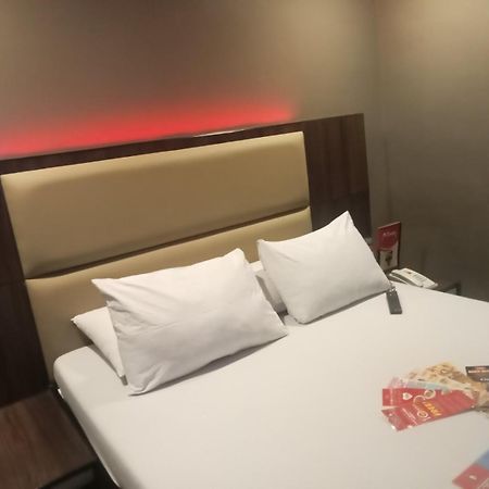 Hotel Sogo Pasay Wood Street Zewnętrze zdjęcie
