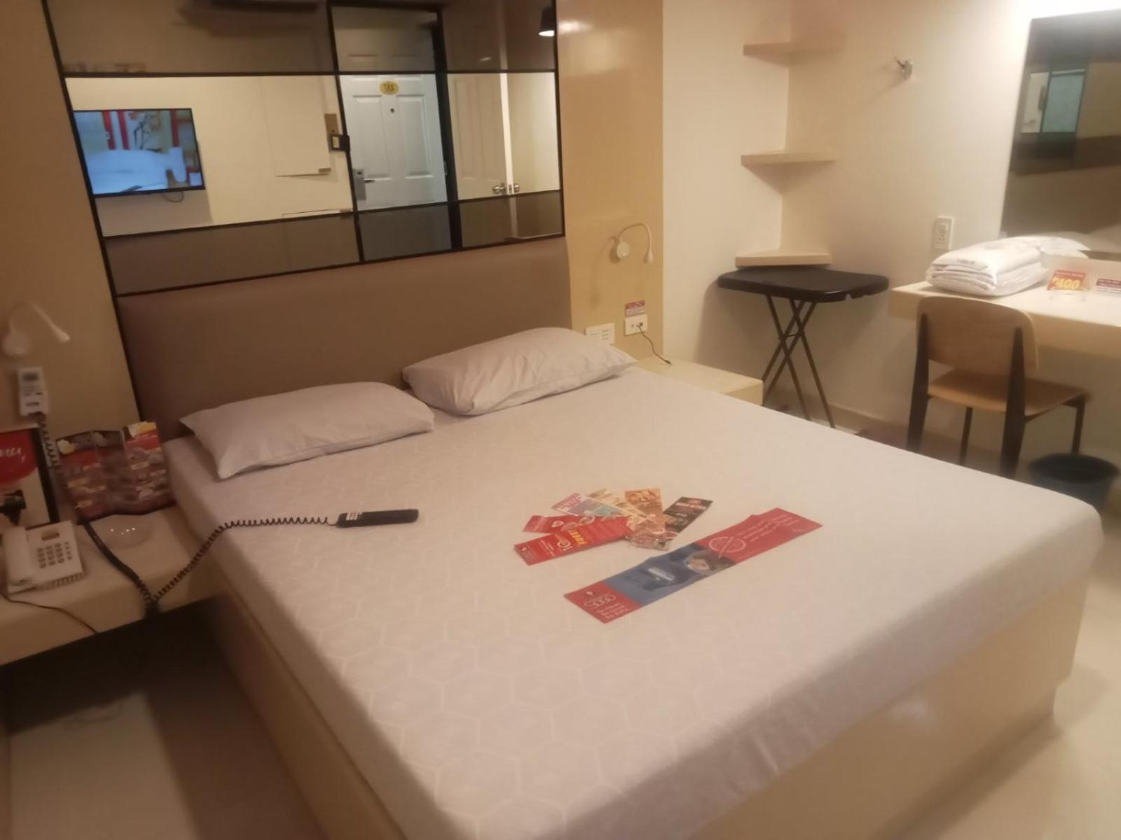 Hotel Sogo Pasay Wood Street Zewnętrze zdjęcie