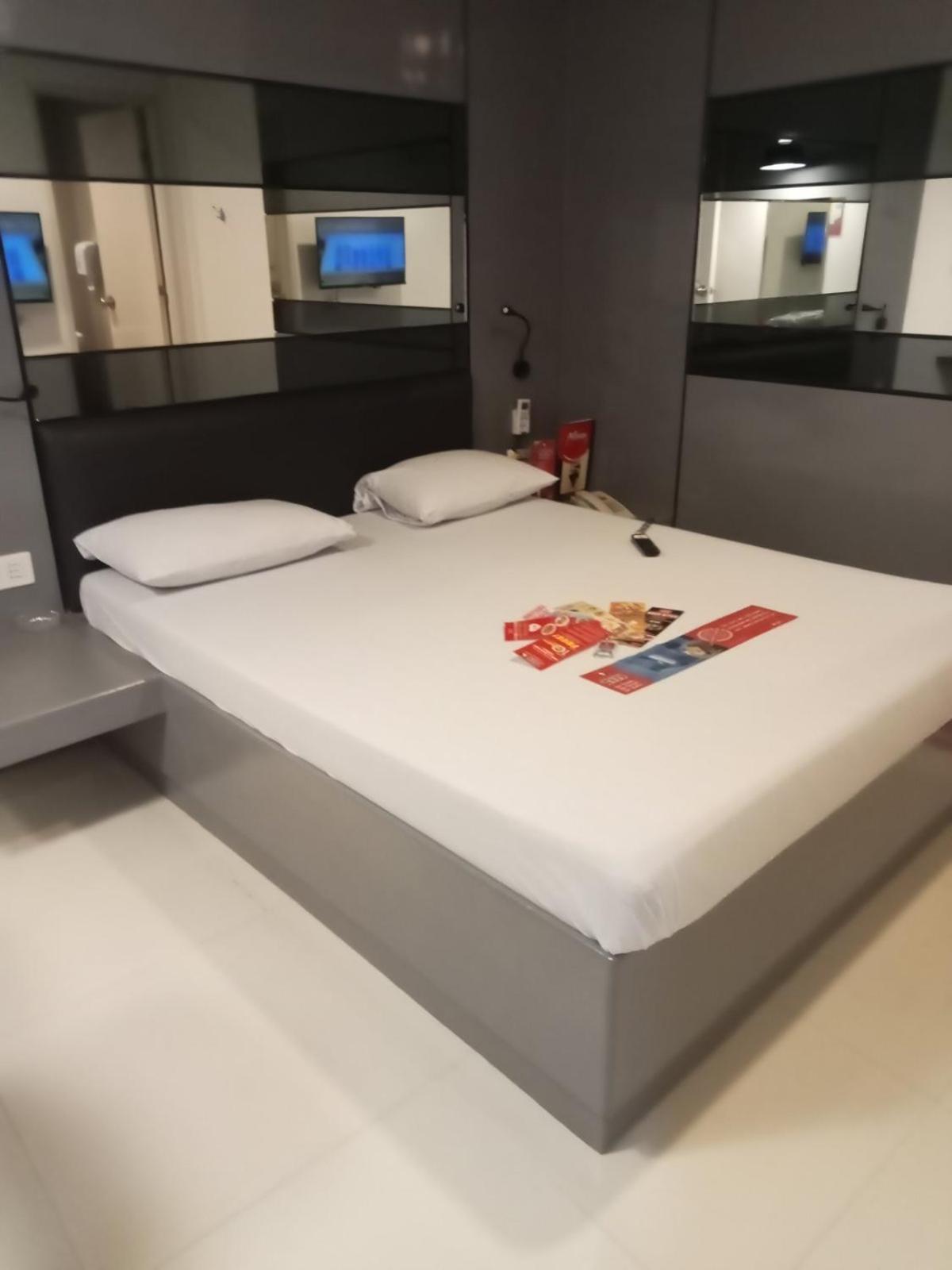 Hotel Sogo Pasay Wood Street Zewnętrze zdjęcie