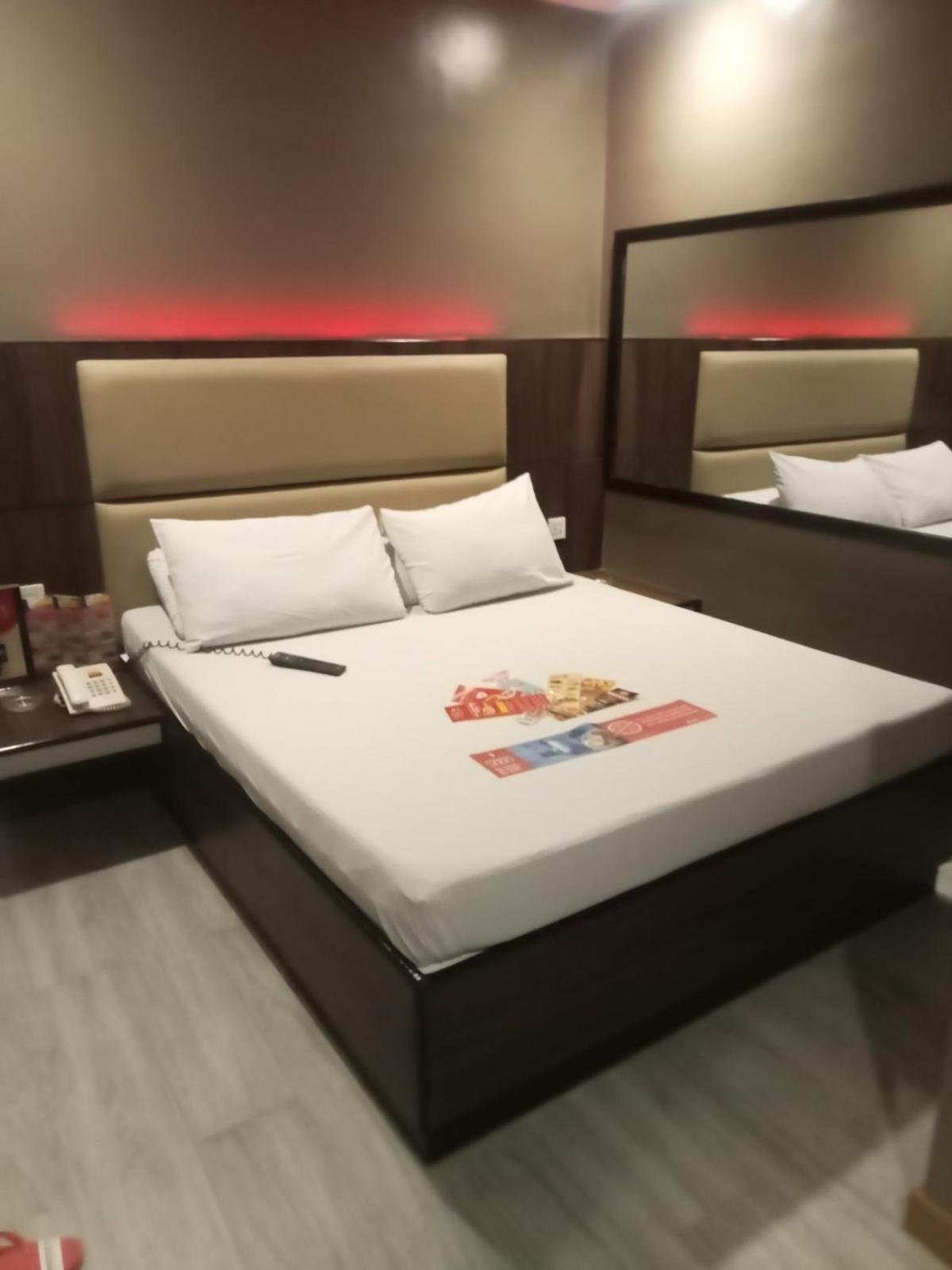 Hotel Sogo Pasay Wood Street Zewnętrze zdjęcie
