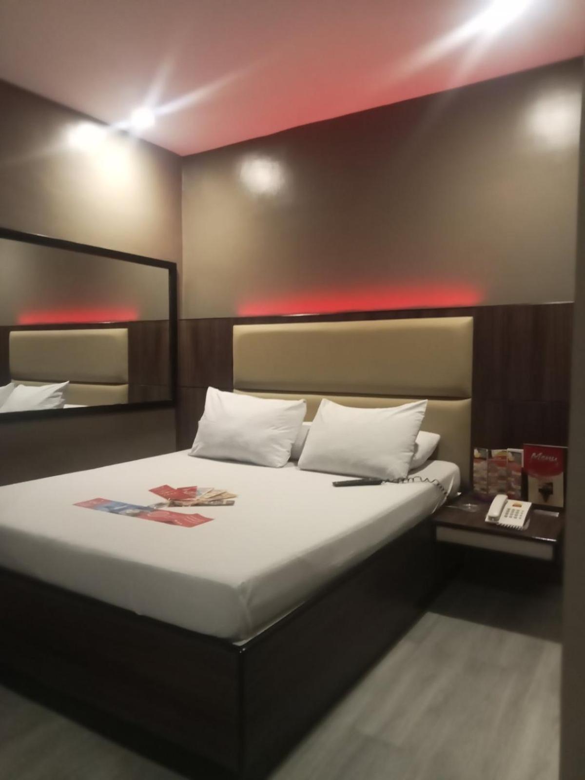 Hotel Sogo Pasay Wood Street Zewnętrze zdjęcie