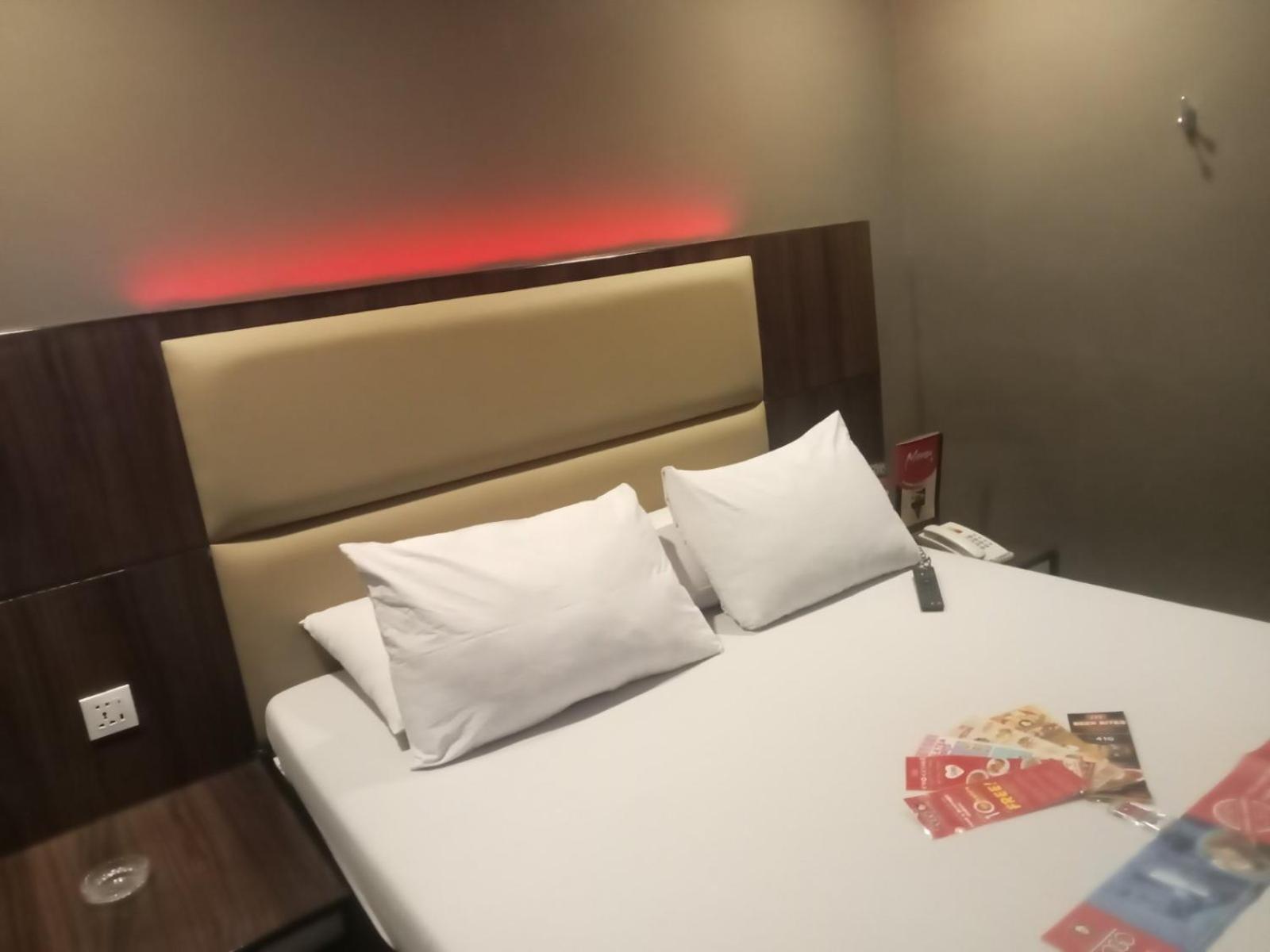 Hotel Sogo Pasay Wood Street Zewnętrze zdjęcie