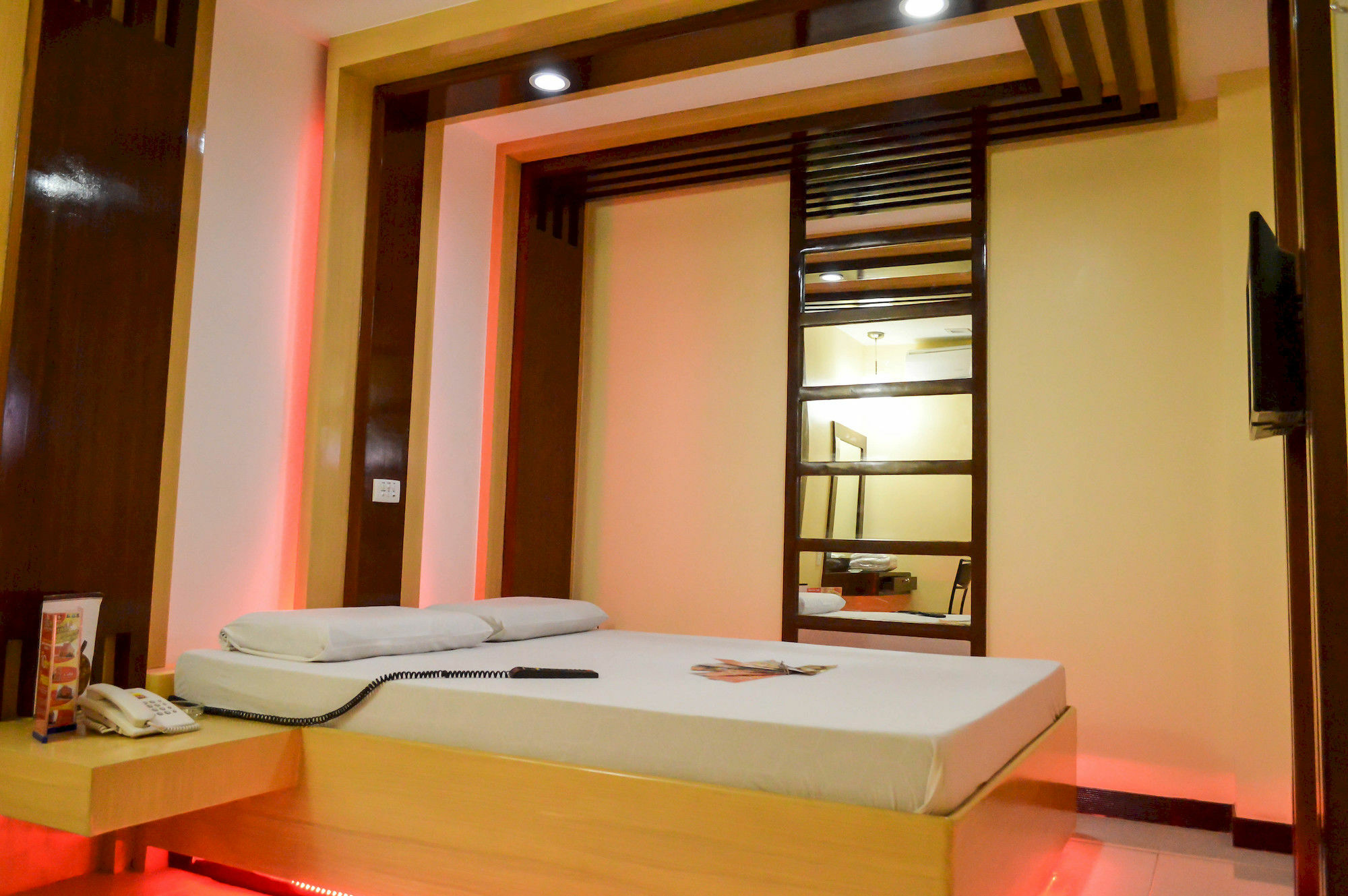 Hotel Sogo Pasay Wood Street Zewnętrze zdjęcie