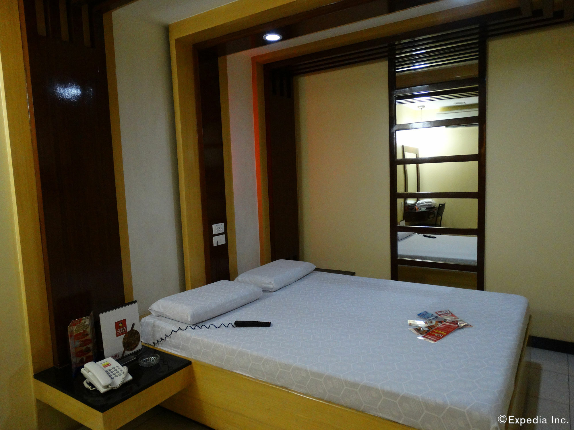 Hotel Sogo Pasay Wood Street Zewnętrze zdjęcie